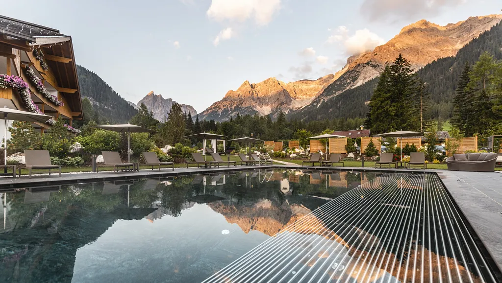 Outdoor pool with view of Dolomites of Bad Moos Spa Resort