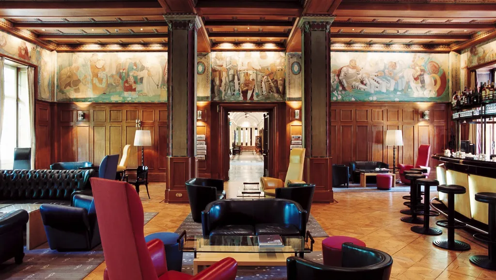 Hall of paintings with chairs of Parkhotel Laurin