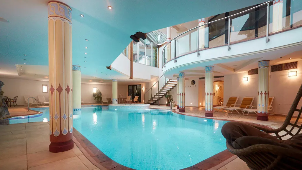Indoor pool with sun loungers of Hotel Col Alto