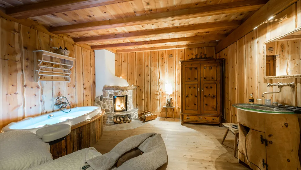 Alpine Baths in wood of Naturhotel Lüsnerhof with whirpool